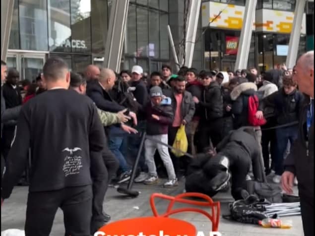 Une bagarre dans une foule.