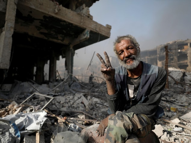 Un homme se tient au milieu des ruines de la ville de Damas. Un homme se tient au milieu des ruines de la ville de Damas.