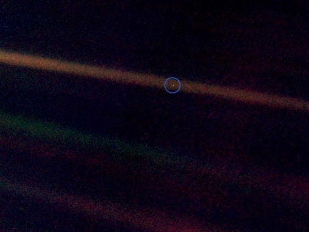 « Un point bleu pâle  » (Pale Blue Dot en anglais) est une célèbre photographie de la Terre prise par la sonde Voyager 1 en 1990. 