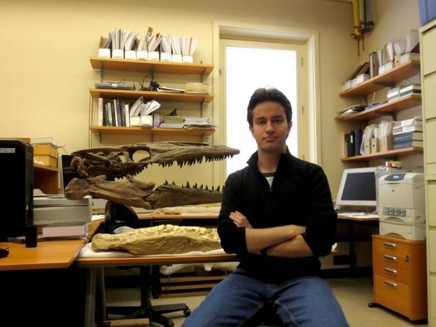 Le paléontologue Tiago Simões devant des fossiles. Le paléontologue Tiago Simões devant des fossiles.