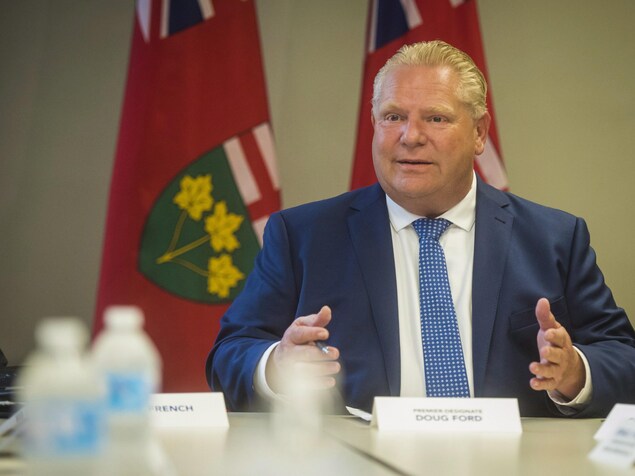 Doug Ford assis à une table. Doug Ford assis à une table.