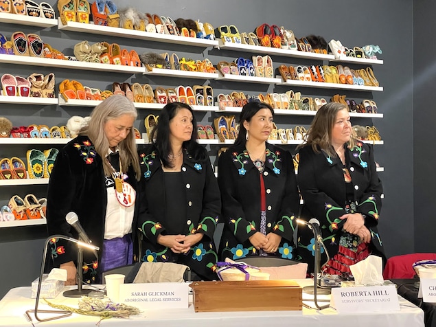 Quatre femmes autochtones écoutent le discours d'une collègue lors du Tribunal.