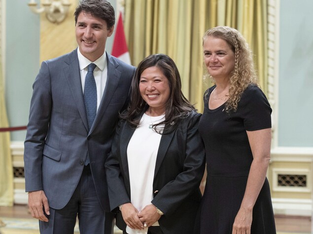 La ministre Mary Ng en compagnie du premier ministre Trudeau et de la gouverneure générale Julie Payette. La ministre Mary Ng en compagnie du premier ministre Trudeau et de la gouverneure générale Julie Payette.
