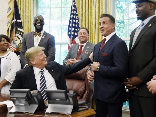 Le président Trump dans le bureau ovale en compagnie de Sylvester Stallone, Deontay Wilder, et Lennox Lewis. Le président Trump dans le bureau ovale en compagnie de Sylvester Stallone, Deontay Wilder, et Lennox Lewis.
