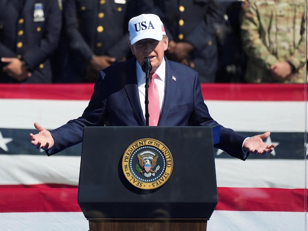 Trump parle devant un micro.