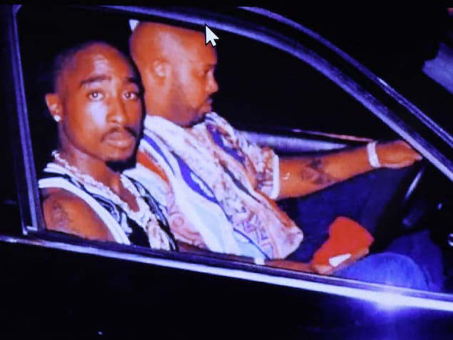 Tupac Shakur et de Suge Knight assis dans une voiture.