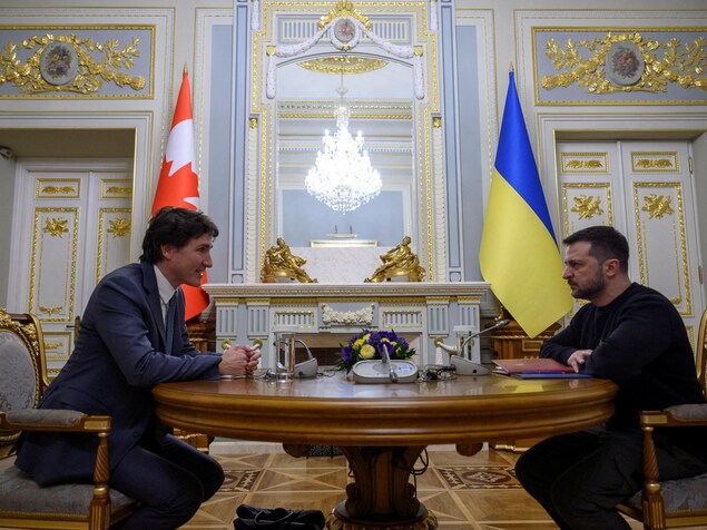 Le président ukrainien Volodymyr Zelenskiy et le premier ministre canadien Justin Trudeau en tête-à-tête à l'occasion du deuxième anniversaire de l'invasion de l'Ukraine par la Russie, à Kiev, en Ukraine, le 24 février 2024.