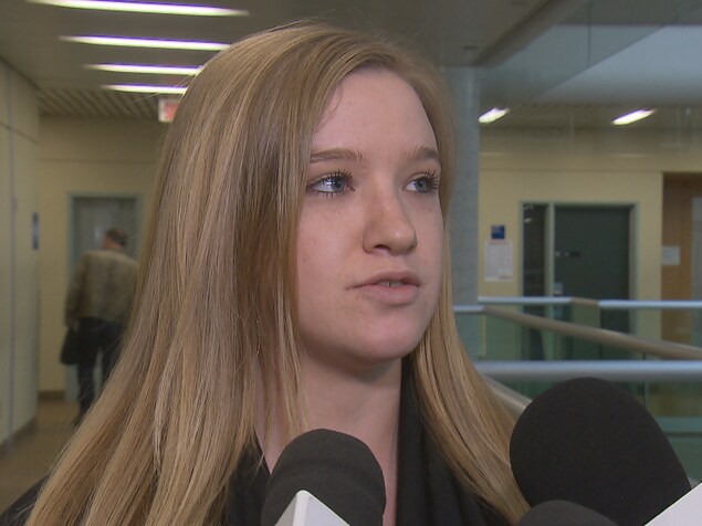 Vanessa Racine-Lafleur répond aux questions des journalistes lors d'une mêlée de presse au palais de justice de Québec. Vanessa Racine-Lafleur répond aux questions des journalistes lors d'une mêlée de presse au palais de justice de Québec.