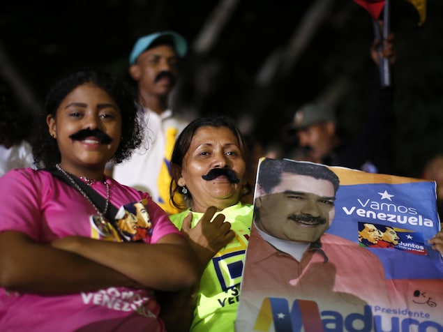 Des partisanes de Nicolas Maduro portent de fausses moustaches. Des partisanes de Nicolas Maduro portent de fausses moustaches.