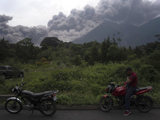 Le Volcan de Fuego crache une pluie de cendres. 