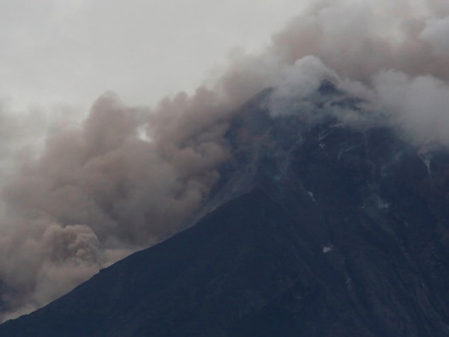 Vue aérienne du volcan Fuego après une violente éruption, à San Juan Alotenango, Guatemala Vue aérienne du volcan Fuego après une violente éruption, à San Juan Alotenango, Guatemala