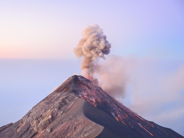Le volcan Fuego entre en éruption au Guatemala. Le volcan Fuego entre en éruption au Guatemala.
