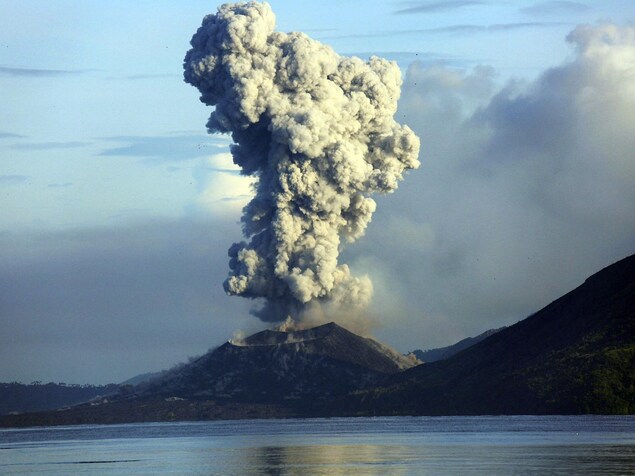 Un volcan en éruption Un volcan en éruption