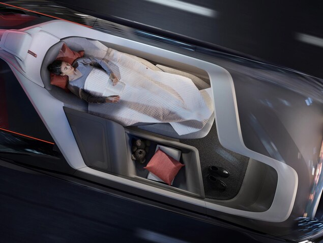 Une femme dort dans une voiture autonome aménagée de Volvo. Une femme dort dans une voiture autonome aménagée de Volvo.