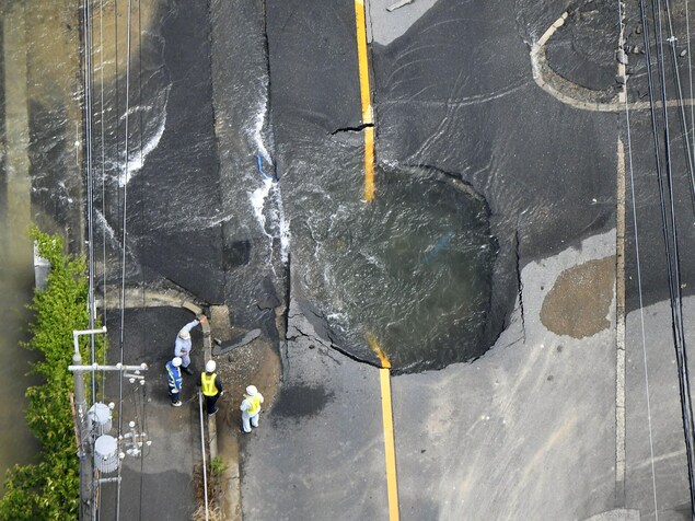 Le séisme a gravement endommagé l'une des routes de la localité de Takatsuki, dans la préfecture d'Osaka, au Japon. Le séisme a gravement endommagé l'une des routes de la localité de Takatsuki, dans la préfecture d'Osaka, au Japon.