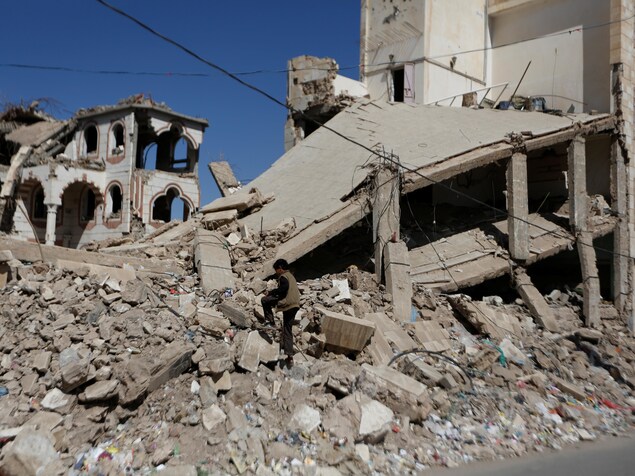 Un garçon marche sur les ruines d'un bâtiment, à Sanaa. Un garçon marche sur les ruines d'un bâtiment, à Sanaa.