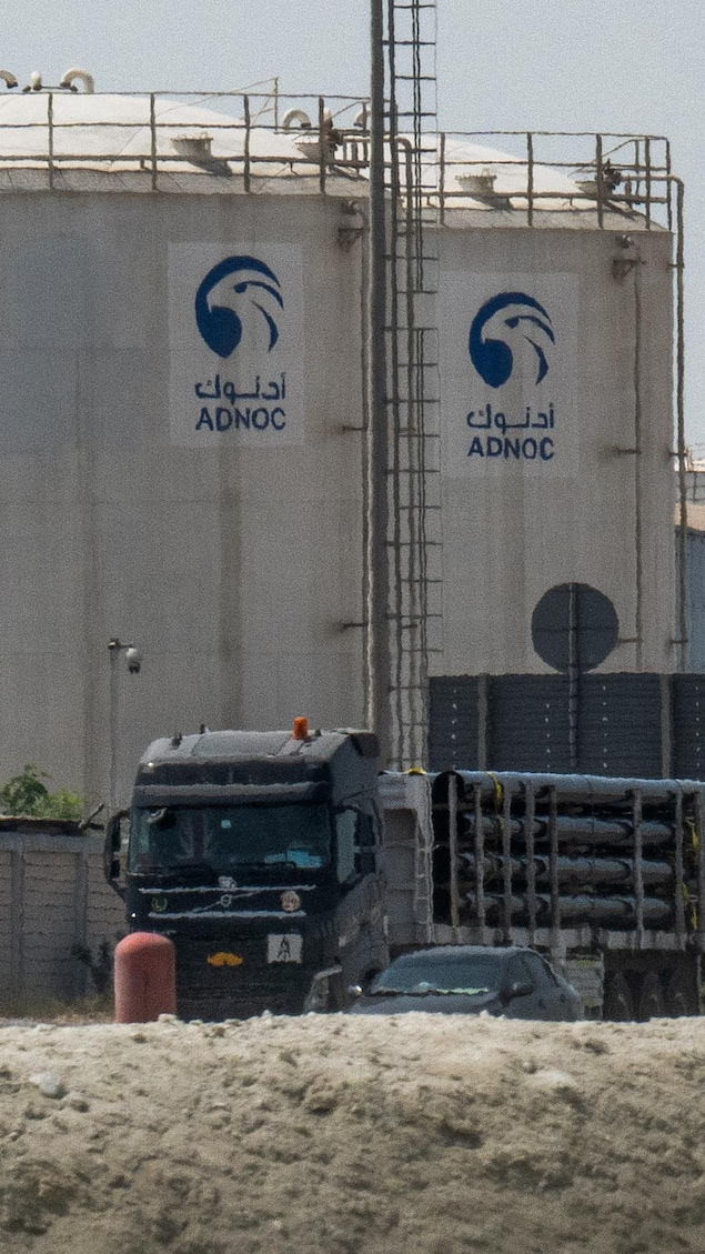 Un camion passe devant une installation d’ADNOC Gas, une filiale de la Compagnie nationale pétrolière d’Abou Dhabi, à Abou Dhabi.