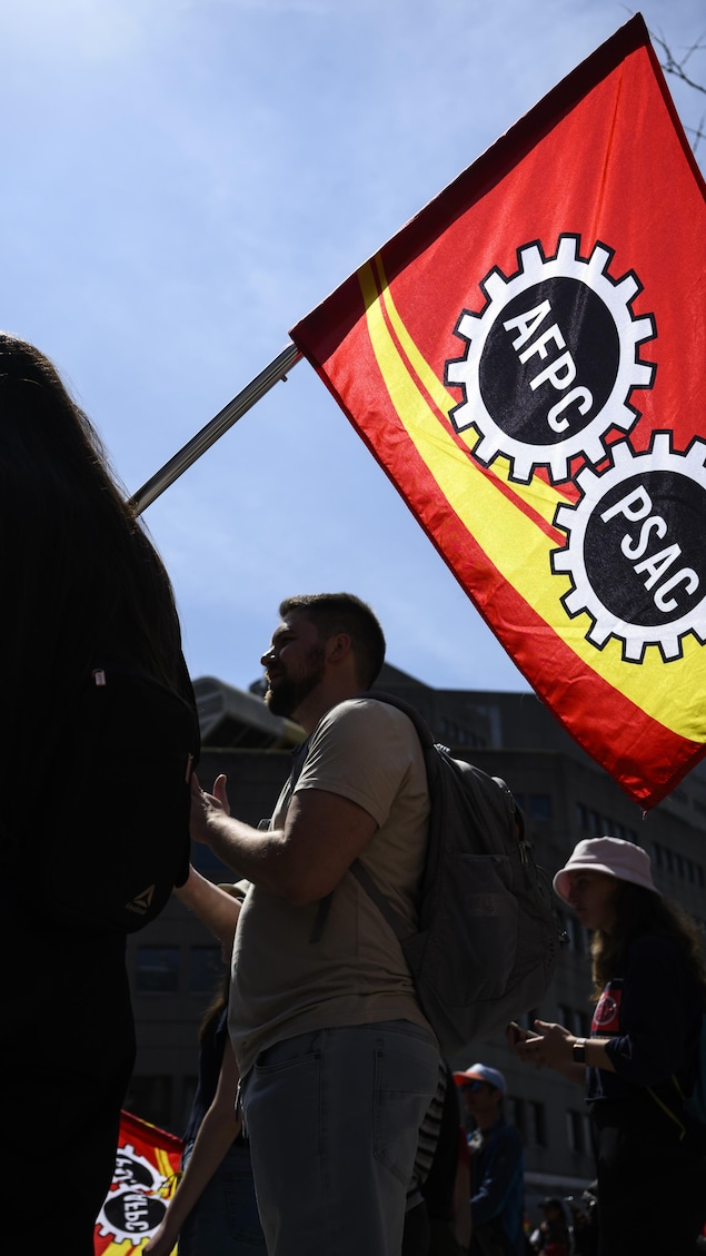 Des fonctionnaires en grève.