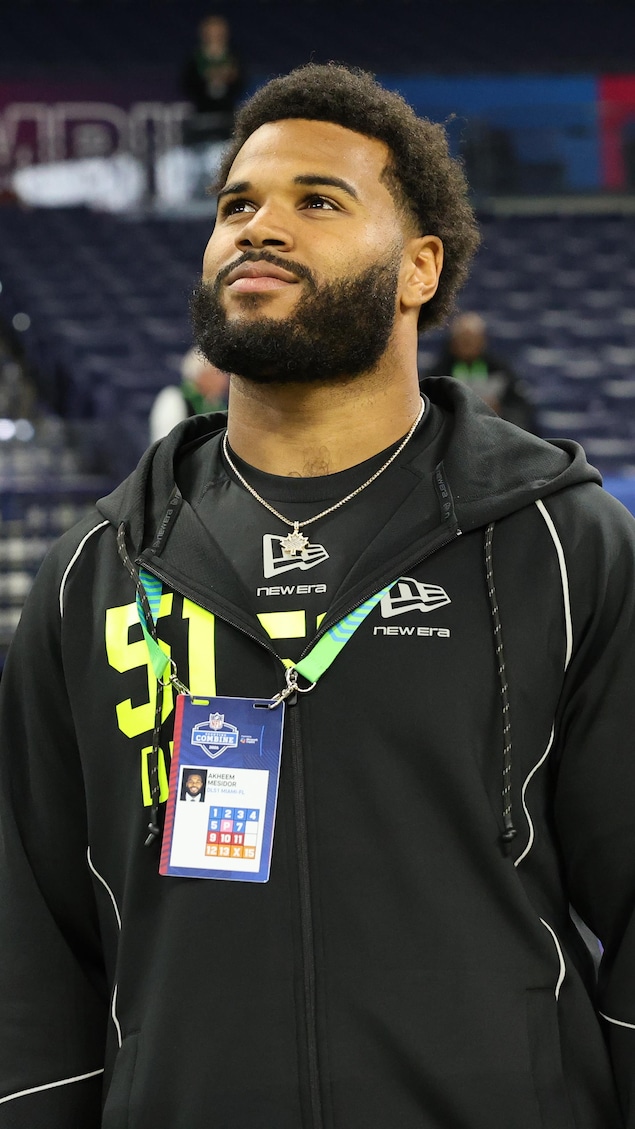 Akheem Mesidor regarde vers le ciel sur un terrain de football de Miami.