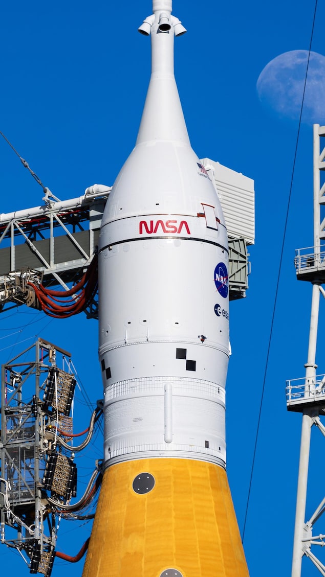La lune se profile derrière le vaisseau spatial Orion au centre spatial Kennedy, en Floride.