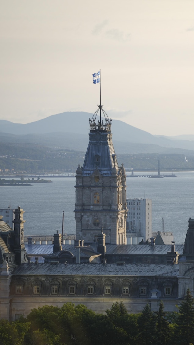 Le jour se lève sur l'Assemblée nationale et la région de Québec. 