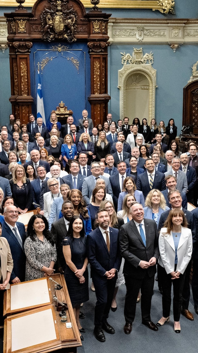Tous les élus debout dans le Salon Bleu.