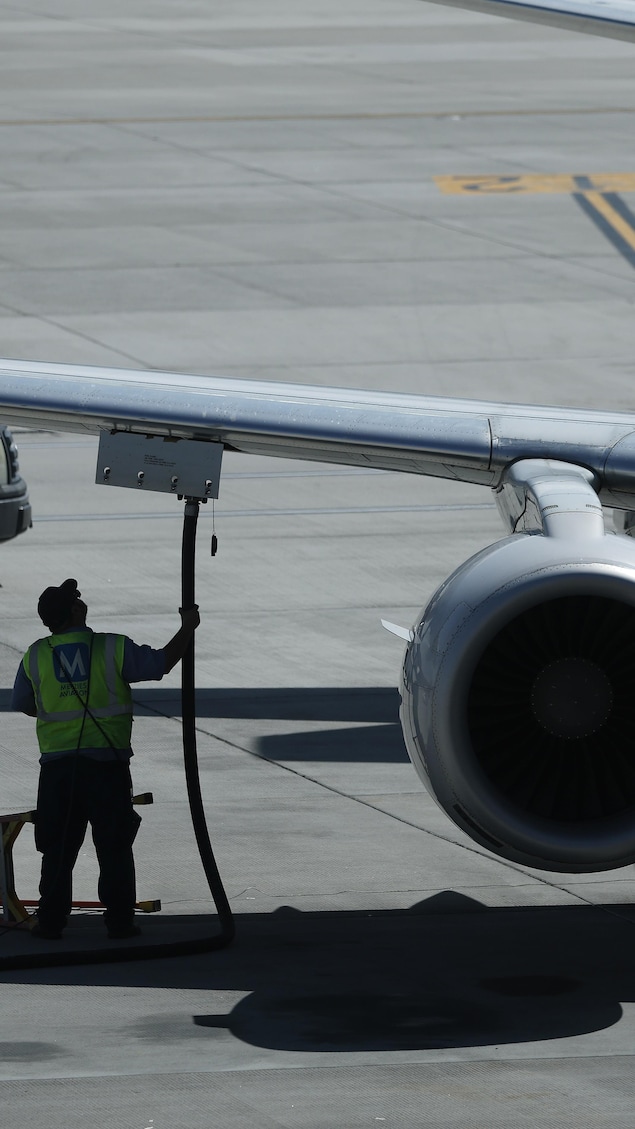 Un employé ravitaille en carburant un avion de la compagnie United Airlines à l'aéroport international de Salt Lake City, le 9 avril 2026.