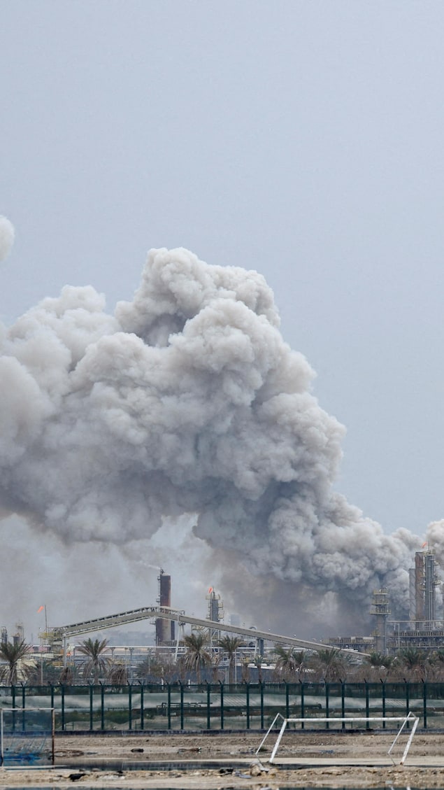 De la fumée s'élève après une frappe contre la raffinerie de pétrole Bapco, sur l'île de Sitra, à Bahreïn, le 9 mars 2026.