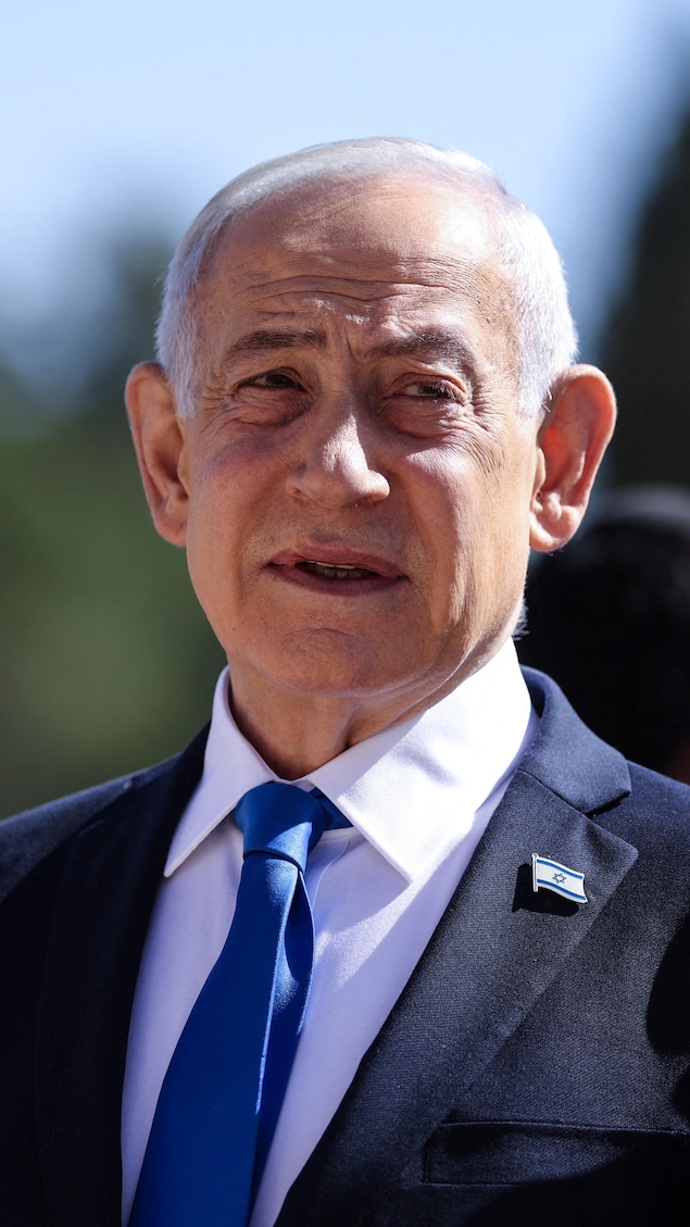 Le Premier ministre israélien Benjamin Nétanyahou assiste à une cérémonie de dépôt de gerbes marquant la Journée annuelle de commémoration de l'Holocauste au musée du Mémorial de l'Holocauste Yad Vashem à Jérusalem.