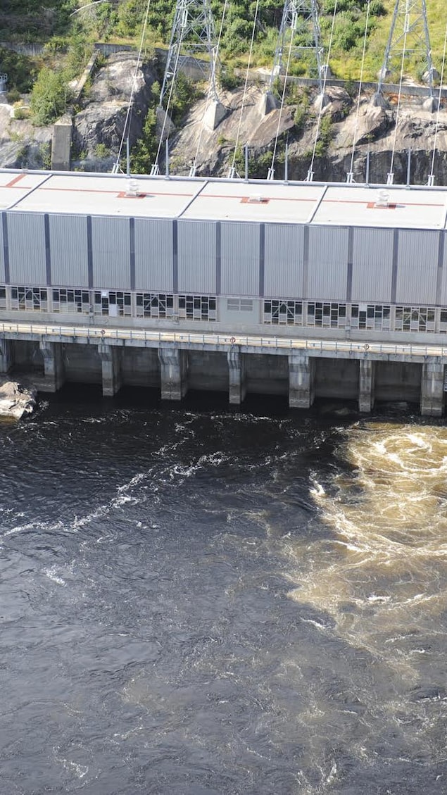 La centrale hydroélectrique de Bersimis-2 vue en plongée.