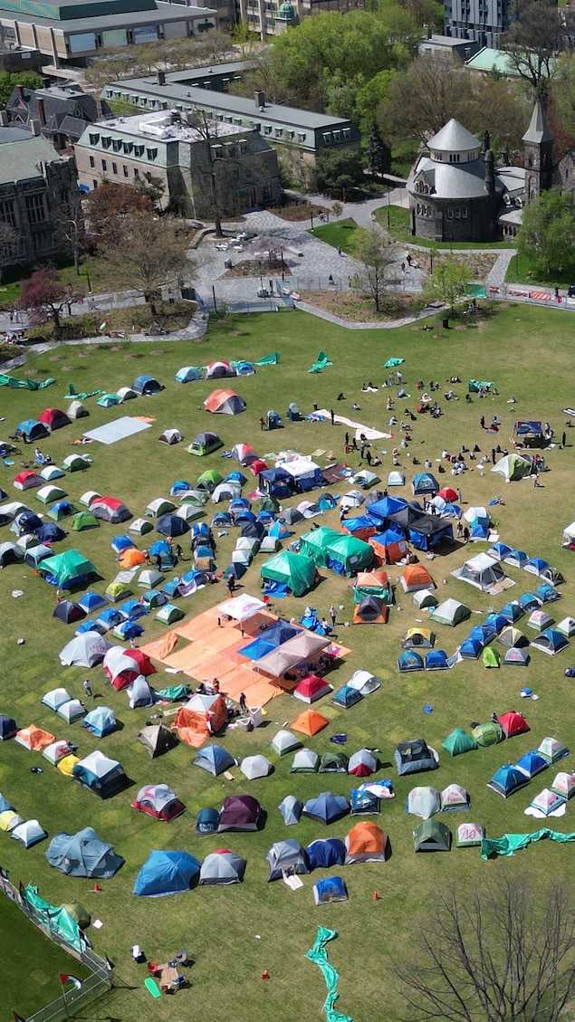 Une vue aérienne du campement propalestinien de l'Université de Toronto.