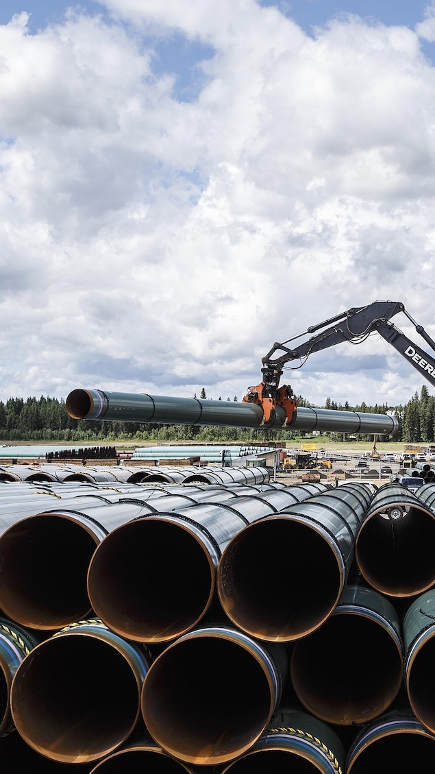 La conduite du pipeline Trans Mountain est déchargée à Edson, en Alberta le mardi 18 juin 2019.