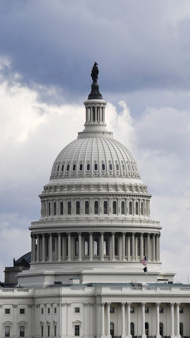 L'édifice du Capitole à Washington  sous un ciel gris. 