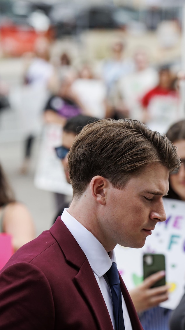 Carter Hart, l'un des cinq accusés dans une affaire d'agression sexuelle impliquant d'anciens joueurs de hockey junior mondial et une femme connue sous le nom de E.M., entre au palais de justice de London, en Ontario, le 24 juillet, jour du verdict dans une affaire qui remonte à 2018.