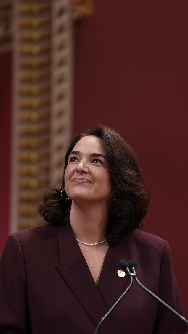 Catherine Gentilcore regarde vers le haut en souriant.