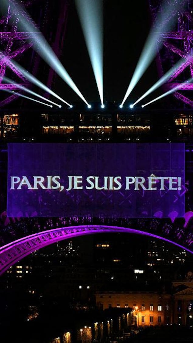 Cette photo montre le slogan « Paris, je suis prête » projeté sur la Tour Eiffel.