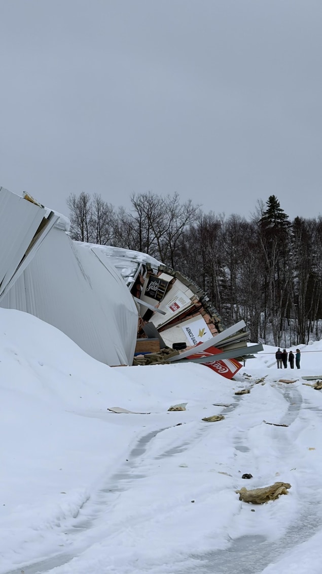 Une partie de toit arrachée d'un bâtiment.