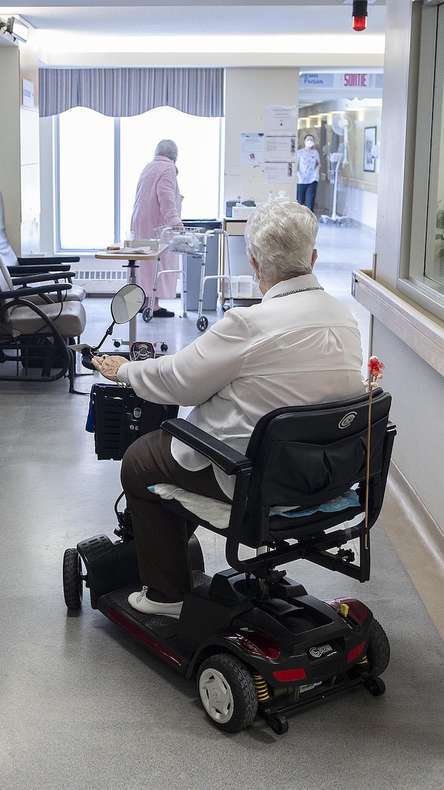 Des résidents dans une maison de soins de longue durée.