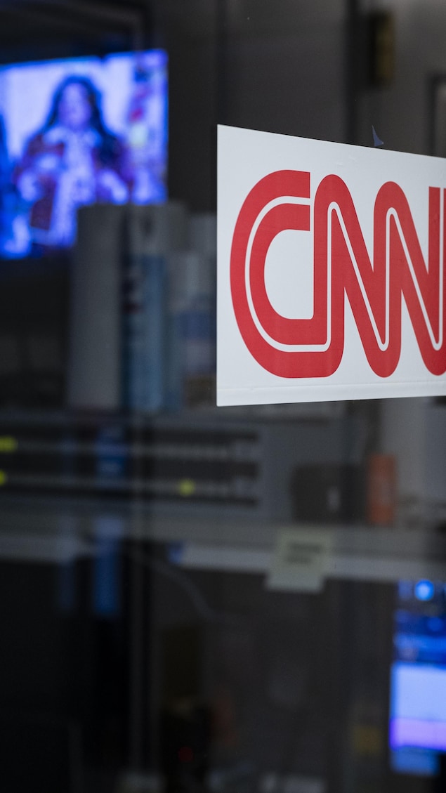 Le logo de CNN sur le kiosque de la chaîne dans la zone réservée à la presse à la Maison-Blanche, après que des journalistes de la chaîne se sont vu refuser l'accès à l'enceinte de la Maison-Blanche plus tôt dans la journée.