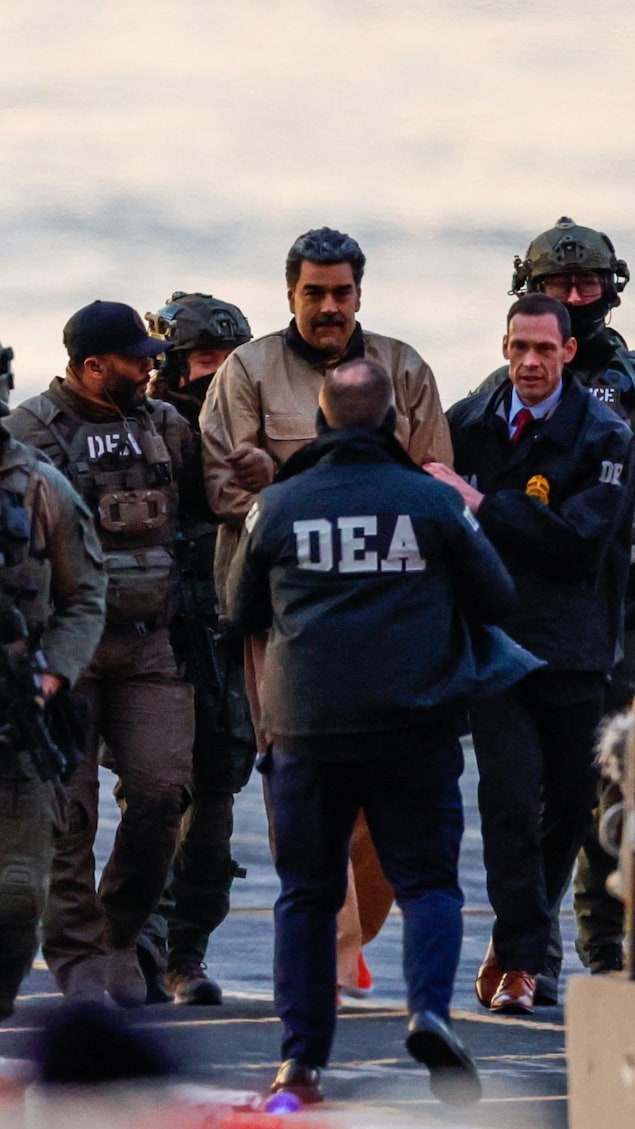 Nicolas Maduro est escorté par des agents lourdement armés.