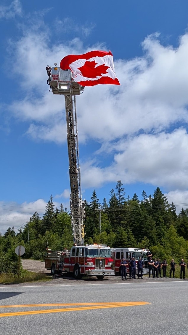 Des pompiers sur le bord d'une route.