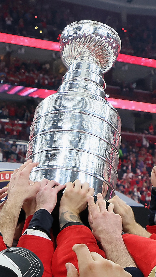 Les Panthers de la Floride soulèvent la Coupe Stanley.