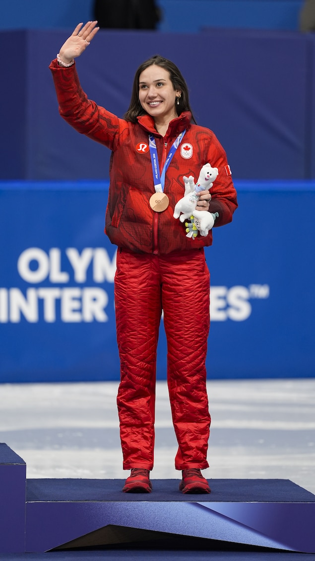 Avec une médaille olympique au cou, Courtney Sarault salue le public, lors de des JO d'hier de Milan-Cortina 2026.