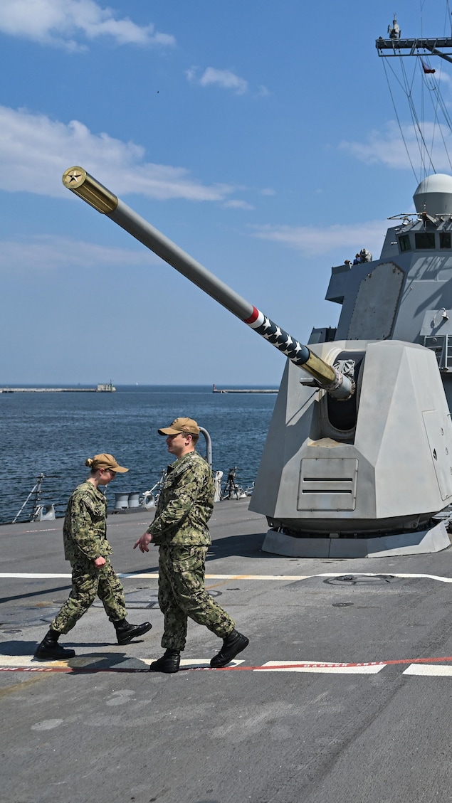 Des soldats marchent sur le pont d'un destroyer.