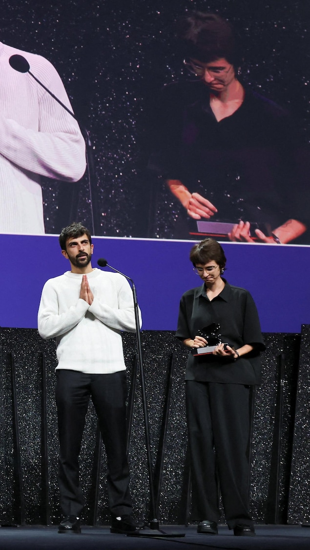 Les réalisateurs Yuval Abraham et Rachel Szor sur scène pour prendre leur prix.