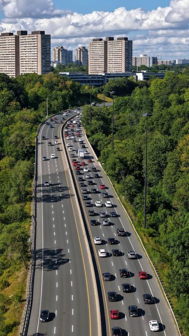 Images aériennes (par drone) de la circulation en soirée sur la promenade Don Valley. Circulation dense, principalement en direction nord. Dans la circonscription de Beaches-East York.