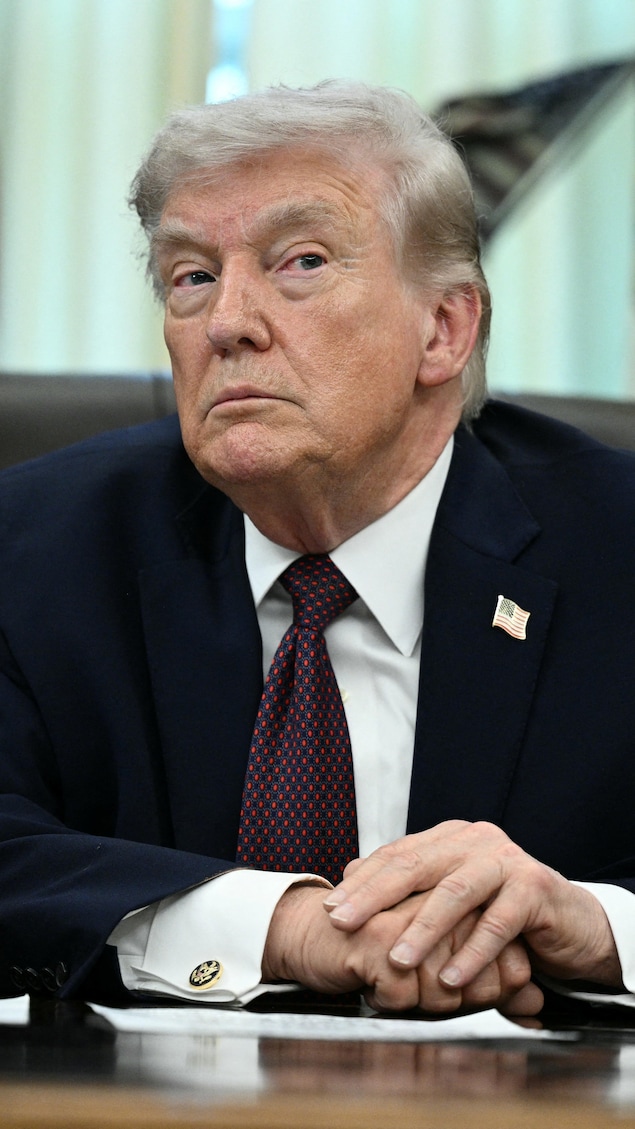 Donald Trump répond aux questions des journalistes au Bureau ovale, le 21 mars 2026.