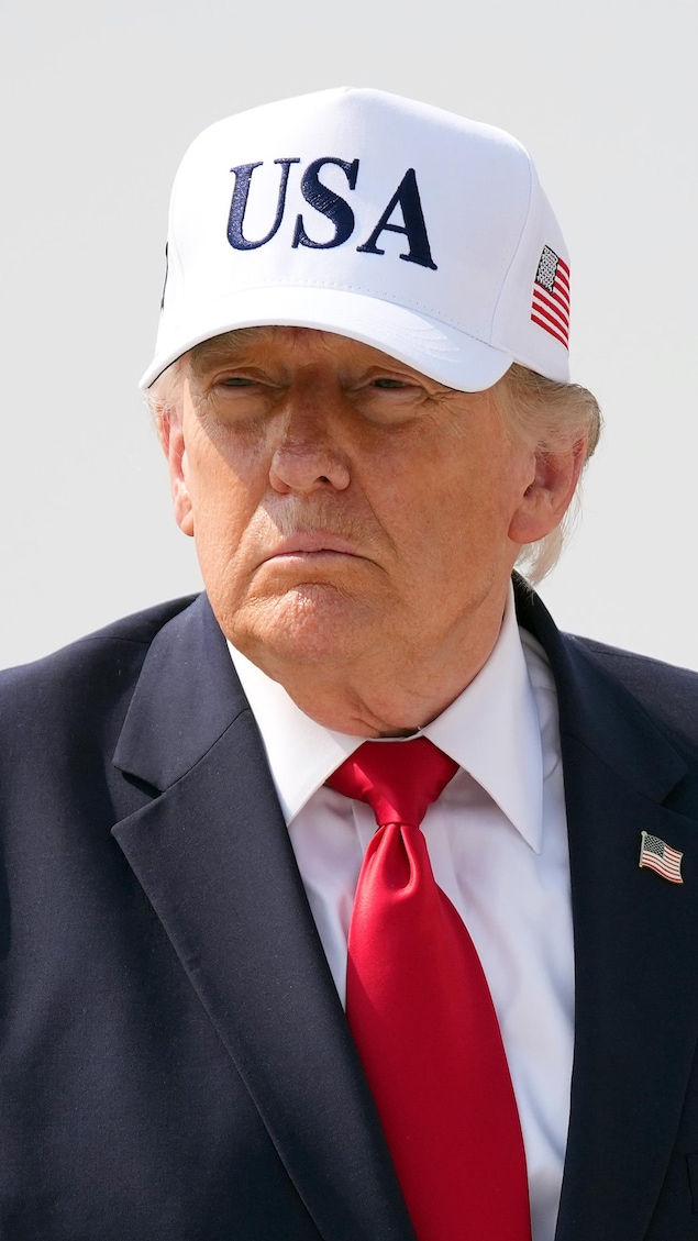Un homme porte une casquette.