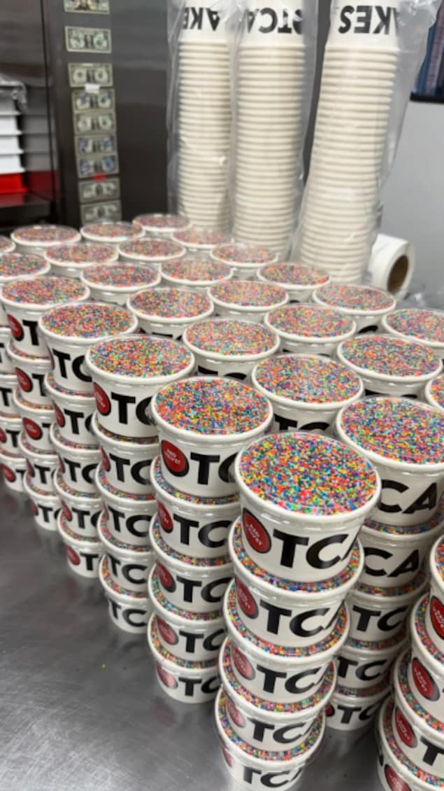 Des Dot Cakes empilés dans une pâtisserie.