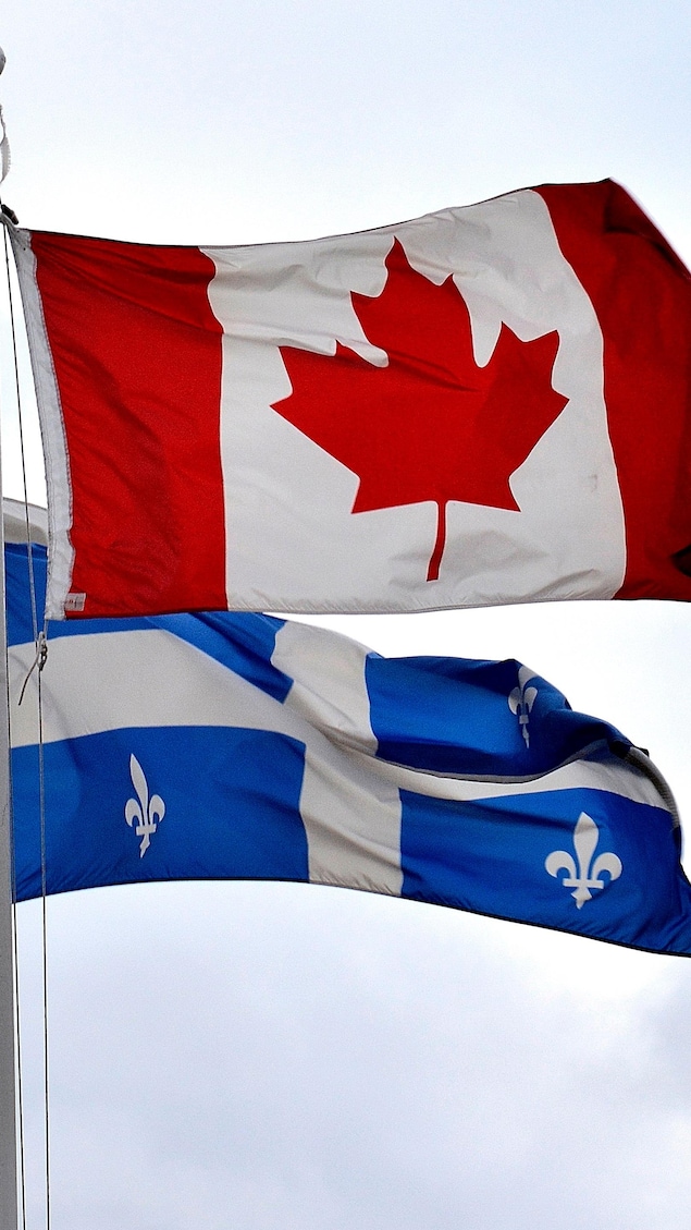 Les drapeaux du Canada et du Québec.